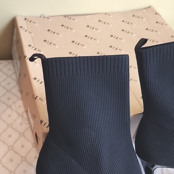 Stretch knit bootie heels - Picture 5 of 7